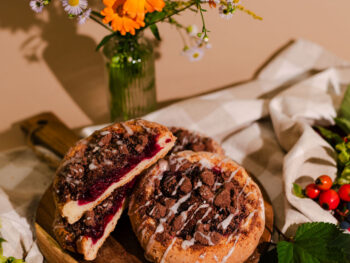 SEZONOWA DROŻDŻÓWKA Z WIŚNIAMI I KAKAOWĄ KRUSZONKĄ (200 g)