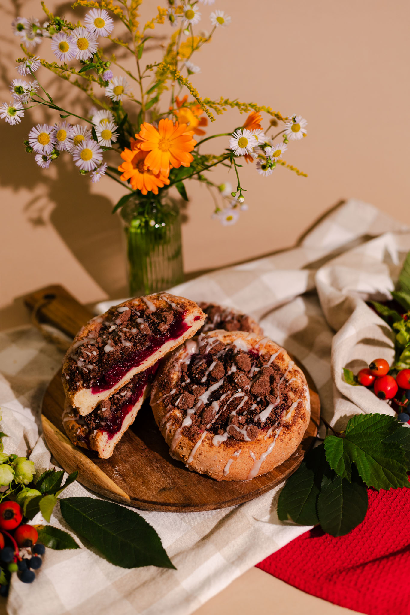 SEZONOWA DROŻDŻÓWKA Z WIŚNIAMI I KAKAOWĄ KRUSZONKĄ (200 g)