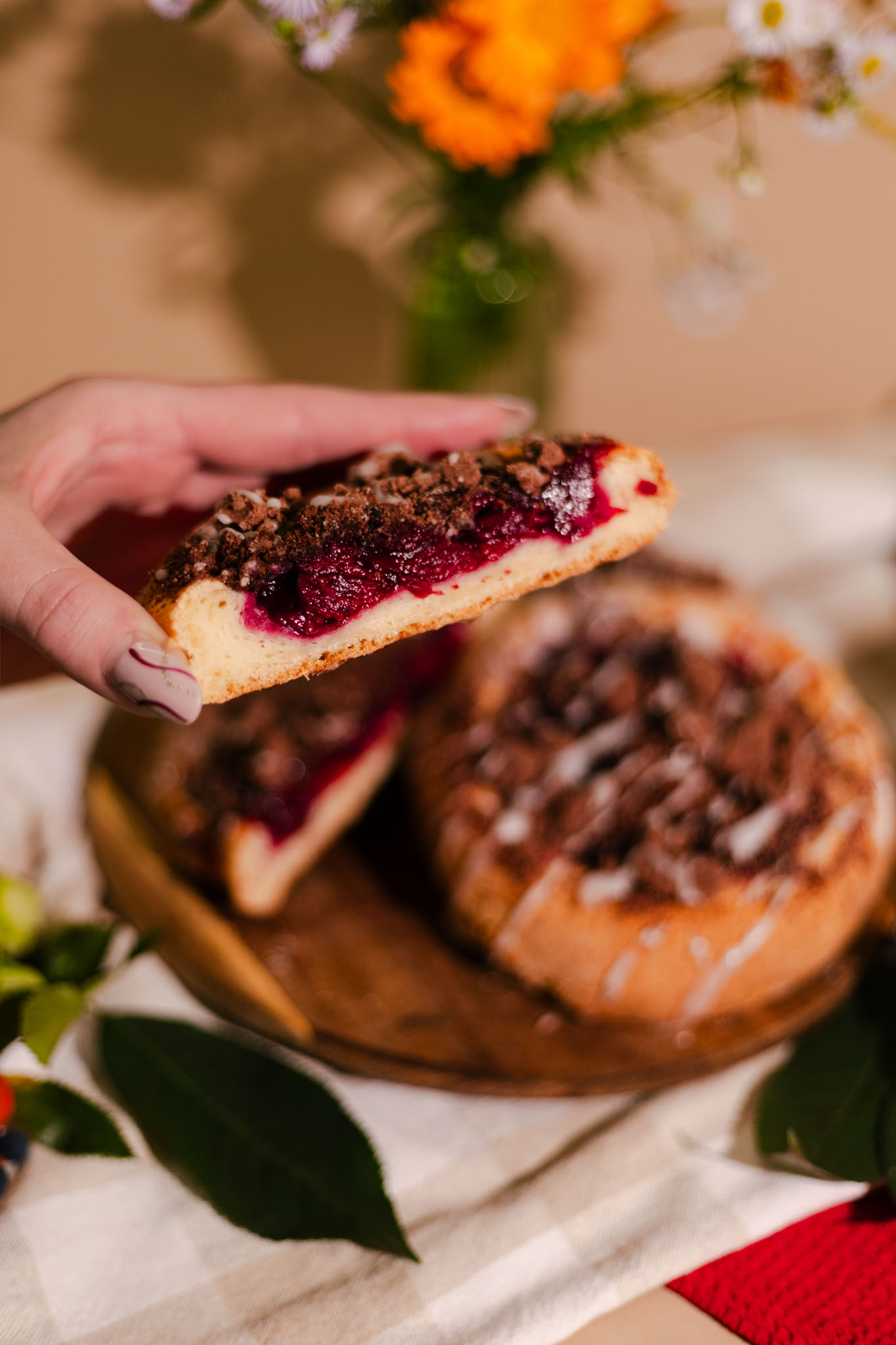 SEZONOWA DROŻDŻÓWKA Z WIŚNIAMI I KAKAOWĄ KRUSZONKĄ (200 g) - obrazek 2